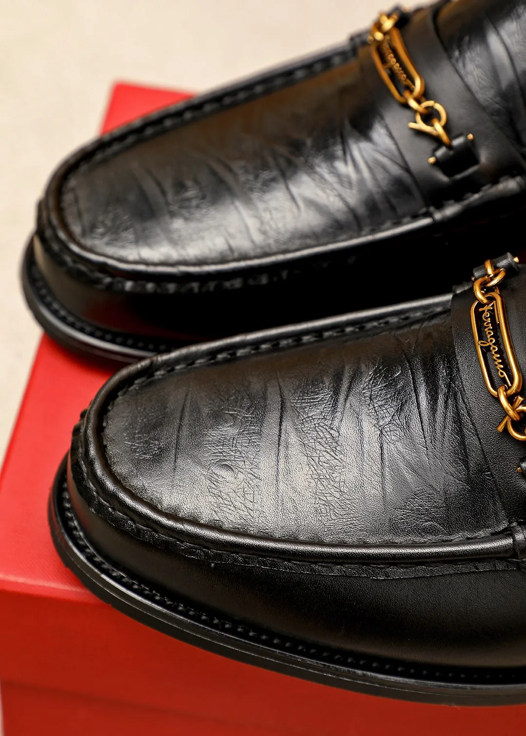 Men's shoes 💰442 💐 Product trademark: Ferragamo "Ferragamo" casual leather shoes Regular size: 38-44 (45.46🉑️customized) Product materials: Selected imported first-layer calfskin embossed upper + classic hardware buckle, imported water-dyed cow leather lining. Strong three-dimensional visual effect, combined outsole Color: 1⃣️color optional